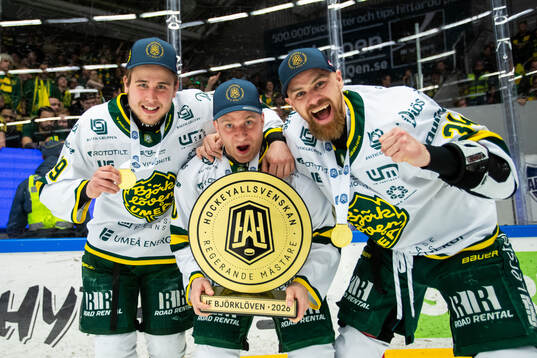 Björklövens Jakob Ihs-Wozniak och Daniel Brodin jublar