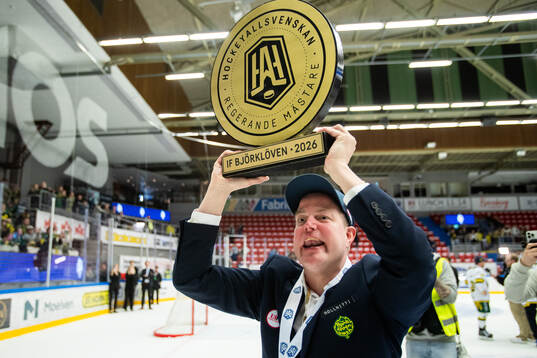 Björklövens sportchef Per Kenttä jublar med pokalen