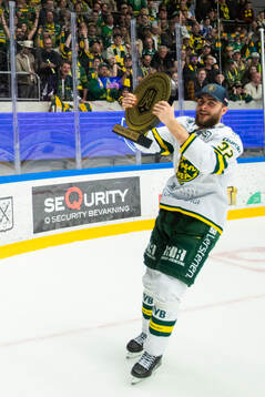 Björklövens Jacob Olofsson jublar med pokalen