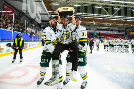 Björklövens Albin Lundin och Daniel Brodin jublar med