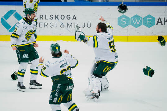 Björklövens spelare Albin Lundin, Mathew Maione och
