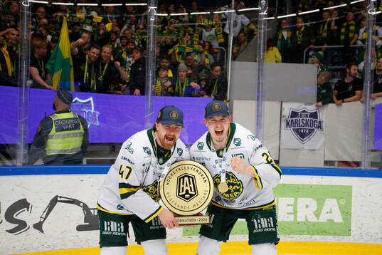 Björklövens Marcus Björk och Linus Cronholm jublar med