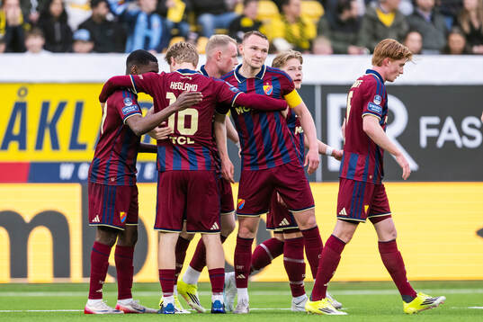 Djurgårdens Piotr Johansson jublar med lagkamrater