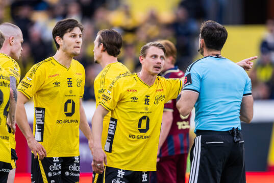 Elfsborgs Simon Hedlund i diskussion med domare Granit