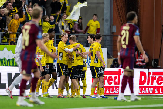 Elfsborgs Julius Magnusson jublar med lagkamrater