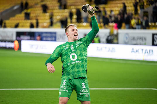 Elfsborgs målvakt Isak Pettersson jublar