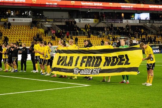 Elfsborgs spelare med en banderoll med texten ”vila i