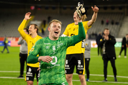 Elfsborgs målvakt Isak Pettersson jubler