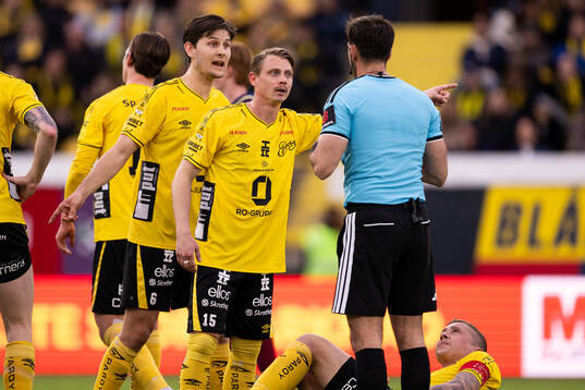 Elfsborgs Rasmus Wikström och Simon Hedlund diskuterar med