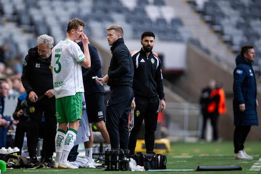 Hammarbys Frederik Winther tas om hand