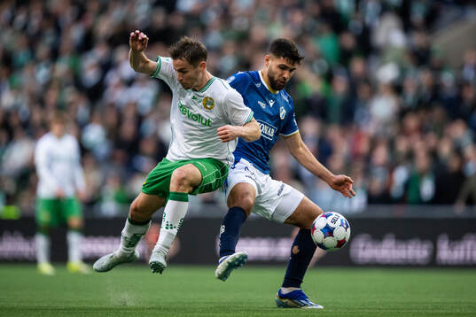 Hammarbys Oscar Johansson Schellhas och Halmstads Omar Faraj