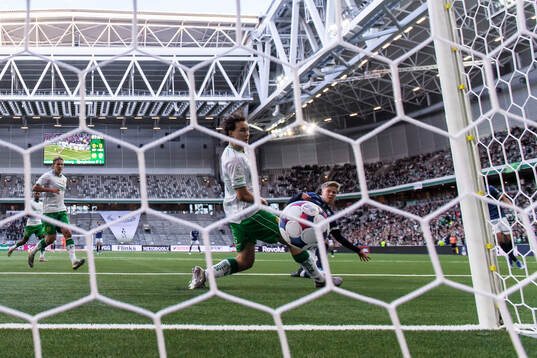 Hammarbys Hampus Skoglund ser Halmstads Otso Liimatta göra