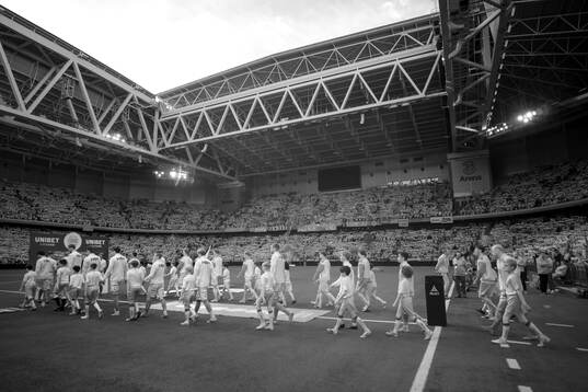 Halmstads och Hammarbys spelare gör entré till