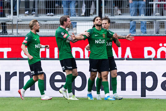 Brommapojkarnas David Isso jublar med lagkamrater