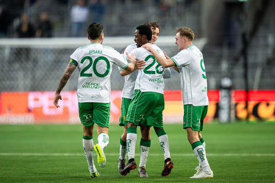 Hammarbys Frank Junior Adjei jublar med lagkamrater