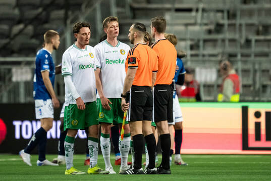 Hammarbys spelare diskuterar med domare Erik Mattsson
