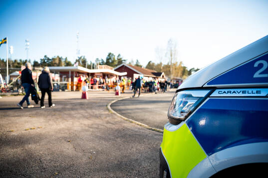 Polisbil utanför Stora Valla
