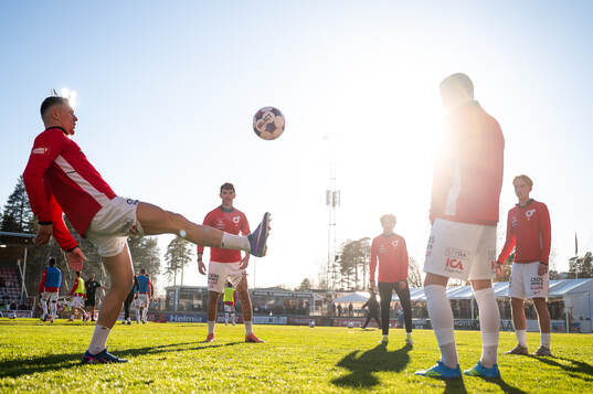 Degerfors spelare värmer upp