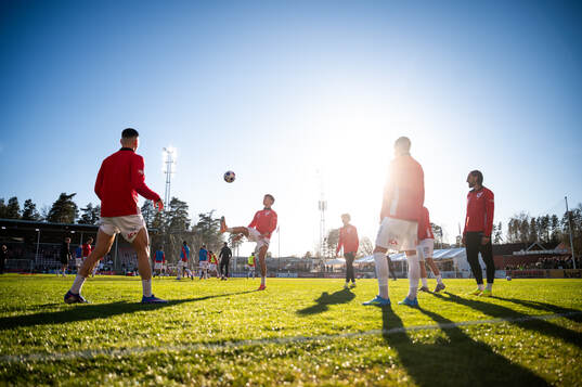 Degerfors spelare värmer upp