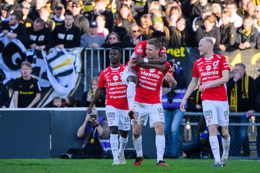 Degerfors Yiriyon Gideon Yaw och Ludvig Fritzson jublar