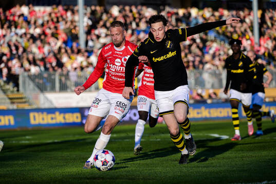 Degerfors Daniel Sundgren  och AIKs Victor Goncalves