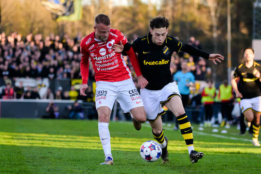 Degerfors Daniel Sundgren  och AIKs Victor Goncalves