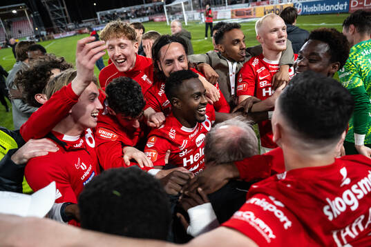 Degerfors Nahom Netabay jublar med lagkamrater
