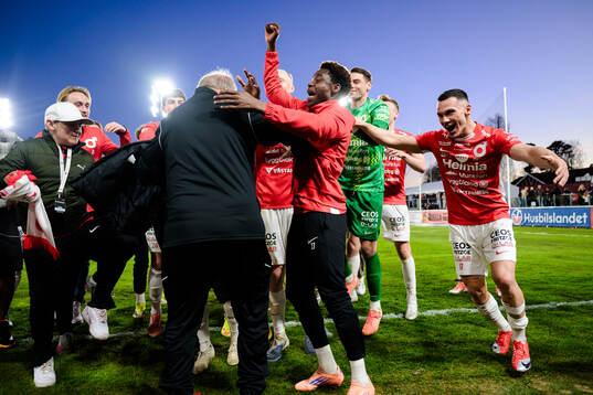 Degerfors Ziyad Salifu och Arman Taranis jublar med