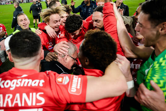 Degerfors spelare jublar med lagledare Stig "Stisse" Ekman