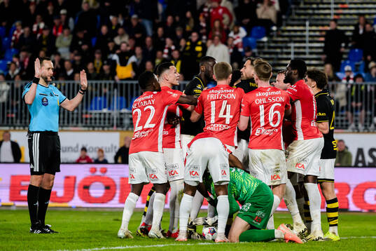 Bråk mellan AIKs och Degerfors spelare
