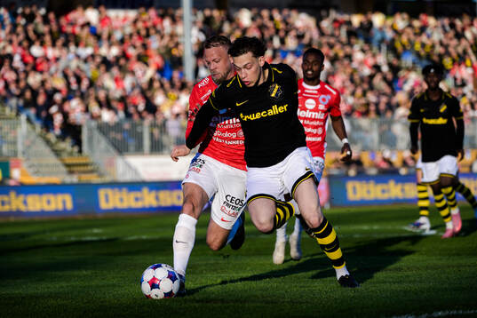Degerfors Daniel Sundgren  och AIKs Victor Goncalves