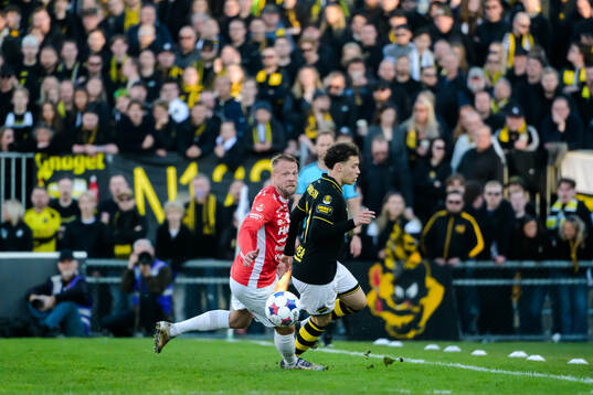 Degerfors Daniel Sundgren  och AIKs Victor Goncalves