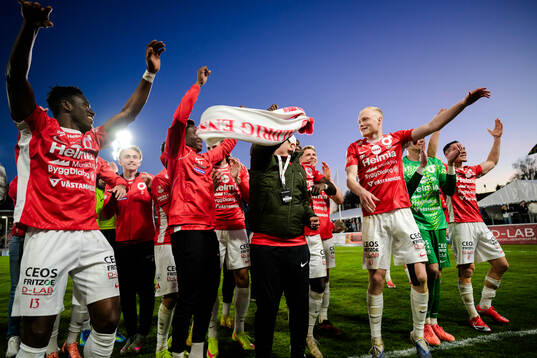 Degerfors Yiriyon Gideon Yaw och Marcus Rafferty jublar