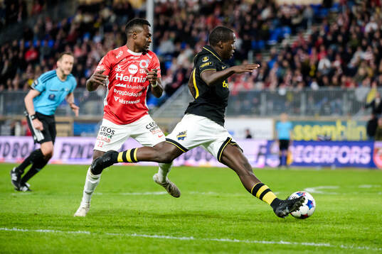 Degerfors Nahom Netabay och AIKs Stanley Wilson Omondi