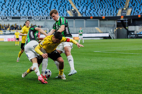 GAISs Mohamed Bawa och Max Andersson och Mjällbys Jesper