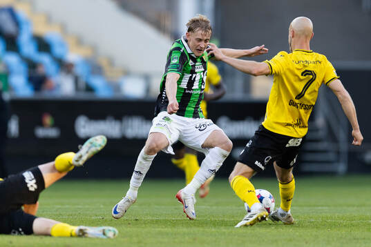 GAIS Henry Sletsjøe och Mjällbys Viktor Gustafson