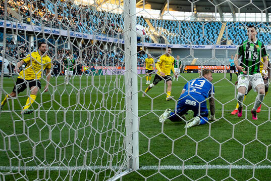 GAIS Samuel Salter träffar stolpen med ett avslut mot