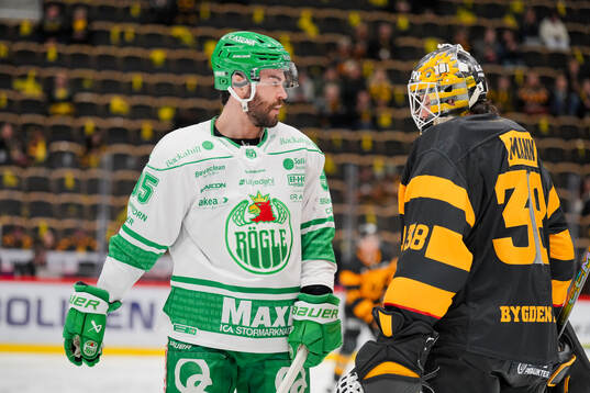 Rögles Mark Friedman och Skellefteås målvakt Strauss Mann