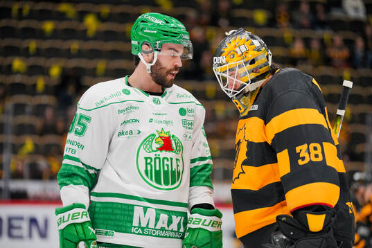 Rögles Mark Friedman och Skellefteås målvakt Strauss Mann