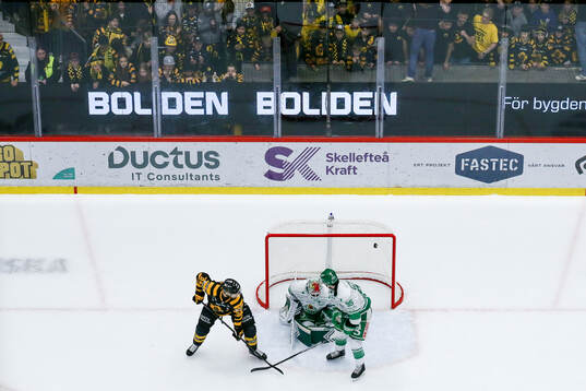 Skellefteås Oscar Lindberg och Rögles målvakt Arvid Holm