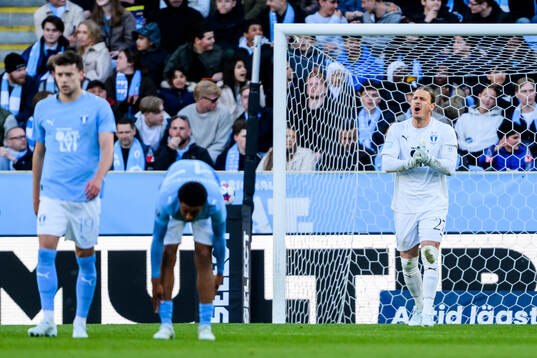 Malmö FFs målvakt Johan Dahlin deppar