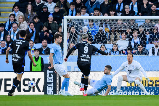 Sirius Robbie Ure mot Malmö FFs målvakt Johan Dahlin