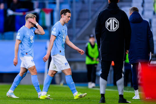 Malmö FFs Jens Stryger Larsen och Oscar Sjöstrand deppar