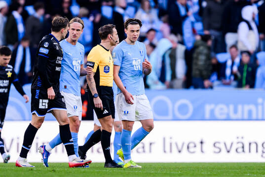 Domare Kristoffer Karlsson och Malmö FFs Oscar Sjöstrand