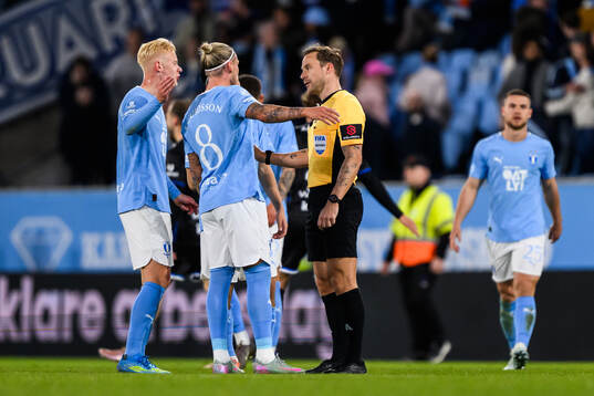 Malmö FFs Otto Rosengren och Arnor Sigurdsson i samtal med