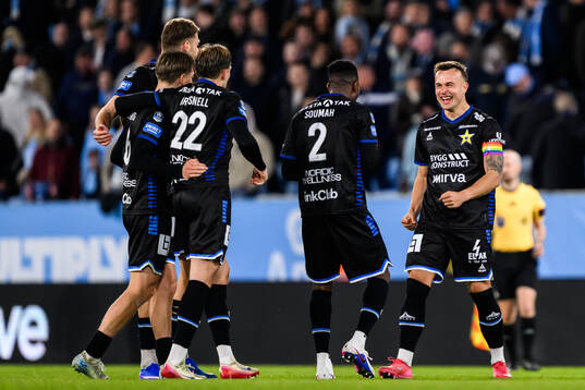 Sirius Henrik Rönnlöf Castegren och Mohamed Soumah jublar