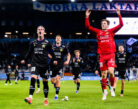 Sirius Robbie Ure och målvakt David Celic jublar