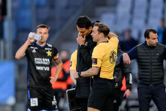 Domare Kristoffer Karlsson dömmer bort en straff
