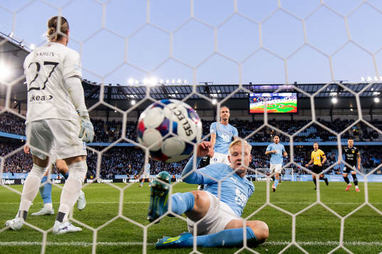 Malmö FFs målvakt Johan Dahlin, Erik Botheim och Otto