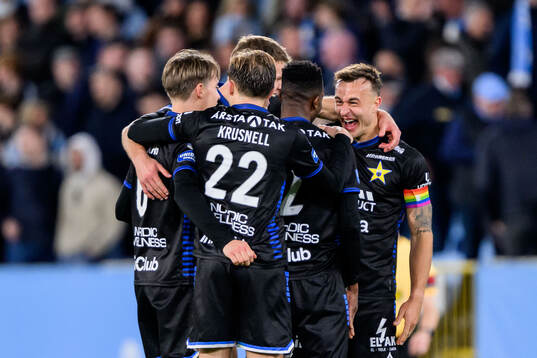 Sirius Henrik Rönnlöf Castegren jublar med lagkamrater